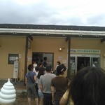 Yatsuren Honsha Kojo Heisetsu Chokubaijo - アイスクリーム販売所…並んでます(@_@)