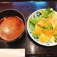 肉寿司 肉和食 KINTAN コレド室町 - 味噌汁とサラダ