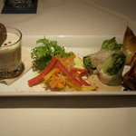 マザーエスタ - 土曜日ランチの前菜は牛蒡のムース、的鯛と三色人参のエスカベッシュ、蒸し鶏の生春巻、　新筍のグリル