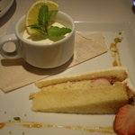 マザーエスタ - 苺のショートケーキと黄金柑とヨーグルトのムース