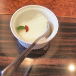 Yonezawa Gyuu Sumi Biyakiniku Uesugi - デザートの杏仁豆腐、ミント･クコの実入