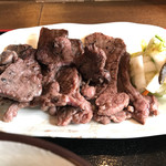 あっかんべぇ - 仙台風牛たんのニク２倍  添えられた青唐辛子が辛くてんマイ！！