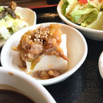 あっかんべぇ - 豆腐の肉味噌添えみたいなの  小鉢は日替り 
