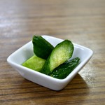 白樺食堂 - お通しのきゅうりの浅漬け