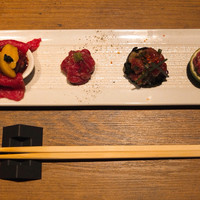焼肉 うしみつ 恵比寿本店 - うしみつ極みユッケと炙り寿司盛り合わせ