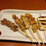 Uotami - 串焼盛り合せ（鶏もも、鶏皮、ぼんじり、砂肝、ねぎ：塩で）