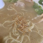 春吉ラーメン - ゴマ投入