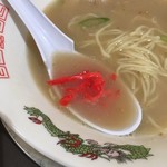 春吉ラーメン - 紅生姜投入