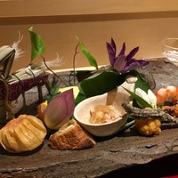 銀座 しのはら - 八寸 （焼茄子と生ハム・胡麻餡　毛蟹、無花果・加減酢 玉蜀黍かき揚げ　鰌天ぷら 鰻　蛸　蝦　庄内麩・チーズ　シュガートマト　玉子しんじょう）