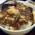 双龍居 - 麻婆豆腐 on the ご飯
      麻婆豆腐がモリッと乗って、崩れてこないです！