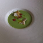 【本日のスープ】グリーンピースのポタージュ　つぶ貝添え