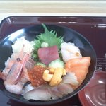 生ちらし（上）。海老の存在感が圧倒的ですね。