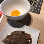 焼肉本舗 ぴゅあ - 卵黄で食べる高級和牛