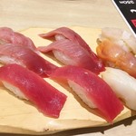 沼津魚がし鮨 流れ鮨 - 特上鮪三貫握り780円。