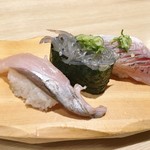 沼津魚がし鮨 流れ鮨 - 地魚三種握り380円。