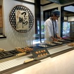 たねや日牟禮茶屋 - つぶら餅実演販売