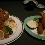 レストラン三澤亭 - 2017.8.15  (左)特・エビフライ☆  (右)エビフライ☆ 
      普通のエビフライも大きいが、特・エビフライは更に大きく太い☆