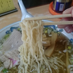 かわにし食堂 - 中華そばの麺・リフトアップ