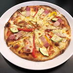 野菜とベーコンのピザ(880円)