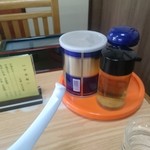 かわにし食堂 - 卓上の様子