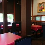 欧風カレー 白山舎 - 店内は落ち着いた内装でおしゃれ。