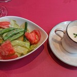 欧風カレー 白山舎 - サラダとじゃがいもの冷製スープ。スープは２種類あった。