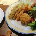 農家レストラン 森の栞 - メインの海老と野菜のフライ(オクラ、人参、ごぼう、そら豆クリームコロッケ)