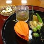 辛子豆腐、サーモン黄身寿司、アワビ、オクラ、たくあん贅沢煮