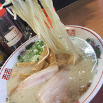 博多 豚十郎 - シナチクラーメンの麺リフト