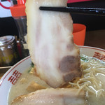 博多 豚十郎 - シナチクラーメンのチャーシューリフト