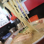 博多 豚十郎 - シナチクラーメンの麺リフト