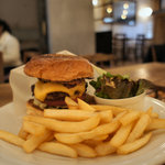 バーガーマニア - ブラウンシュガーベーコンチーズバーガー（3月限定）