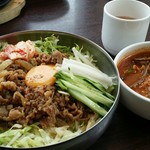 韓国料理 チェゴヤ - プルコギサラダ丼・ユッケジャンスープ