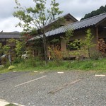 手打ち蕎麦 くげ - 駐車場から店舗を臨む