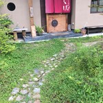 手打ち蕎麦 くげ - 駐車場から店舗にアプローチします