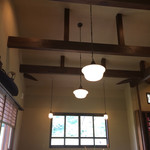 手打ち蕎麦 くげ - 天井裏を無くしていますから、開放感があります