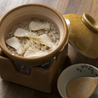 優しい出汁が身体に染み渡る…【釜飯】が根強い人気！