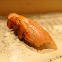 鮨とみ田 - 皮目を炙った金目鯛