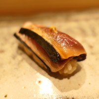 鮨とみ田 - 藁焼きのカツオに和辛子