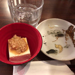 肉和食と蕎麦 ほねぎし - お冷・お通し