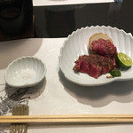 和匠よし乃 - 淡路ビーフイチボ 炭火ロースト 玉ねぎ添え