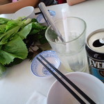 BANH XEO 46A - サニーレタスのような野菜に包んで食べます。