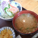 くつろぎ亭ひこべえ  - みそ汁・サラダ・つぼ漬け