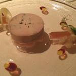 シェ松尾・松濤レストラン - スペイン産鴨のフォアグラのコンフィ　ルヴァーブと白桃のマルムラードと共に