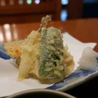 日本料理 若狭 - メゴチ、ピーマン、カボチャ、ナスの天ぷら盛合せアップ