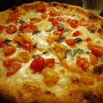 Pizzeria Formano - フィレット(モッツァレッラ、バジリコ・ミニトマト) 