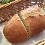 ビストロ ラ ポーレ - パン ふたりぶん、
      オイルやバターはありませんが、美味しいソースなので充分です^ ^