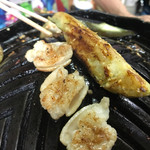 八丁堂 - てっちゃん焼き上がり〜とナス(サービス)はてっちゃんの脂で焼き上げます