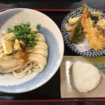 讃岐うどん 一の茶屋 - うどんセット、こんな感じです。うどんは各種から、おにぎりかいなり、などカスタマイズできます