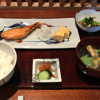 銀座 圓 - 紅鮭の粕漬け焼き全景
                  玉子焼き、小鉢、お新香も付きますよ(^^)